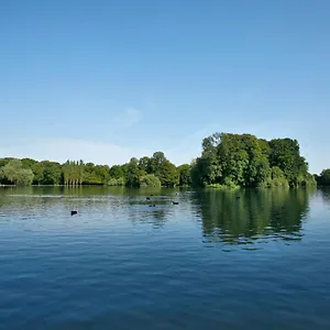 Biederstein Am Englischen Garten מלון